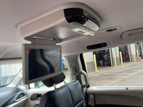 Used 2017 Chrysler Pacifica Touring Plus w/ Tire & Wheel Group image 42