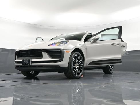 Certified 2023 Porsche Macan Turbo AWD/4WD image 37