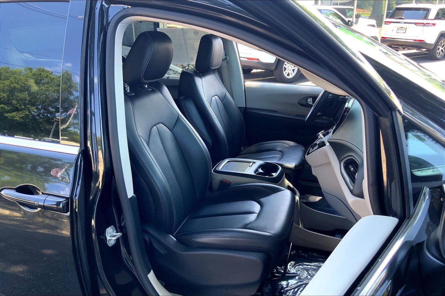 Certified 2023 Chrysler Pacifica Touring-L AWD/4WD image 5