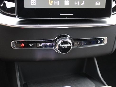 New 2026 Volvo XC90 B5 Core w/ Protection Package Premier image 24