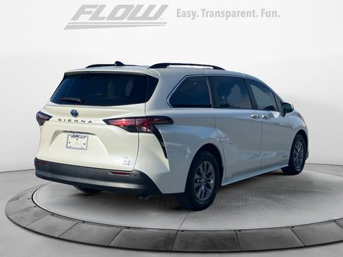 Used 2021 Toyota Sienna XLE image 9