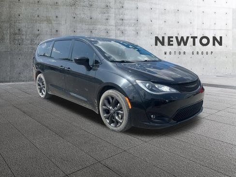 Used 2019 Chrysler Pacifica Touring Plus w/ S Appearance Package FWD image 1