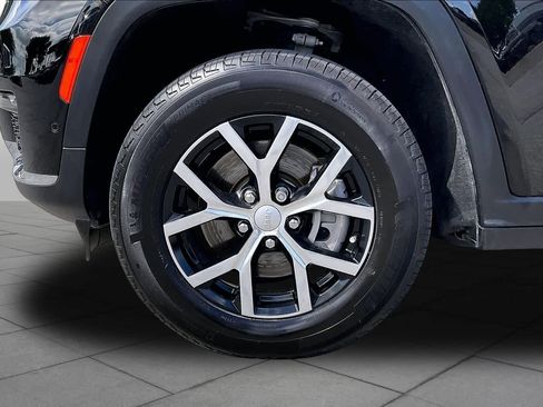 Used 2024 Jeep Grand Cherokee L Limited w/ Luxury Tech Group II RWD image 11