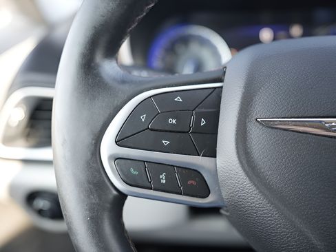 Used 2018 Chrysler Pacifica Touring-L w/ Advanced Safetytec Group FWD image 32