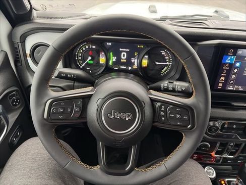 Used 2024 Jeep Wrangler Unlimited image 17