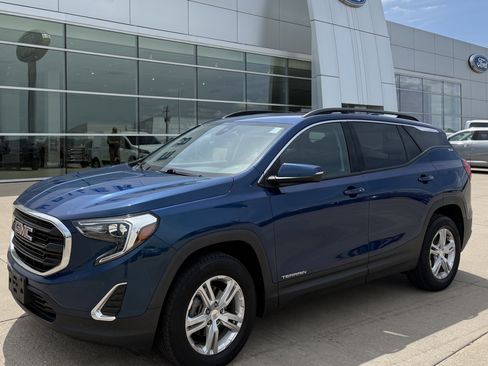 Used 2020 GMC Terrain SLE w/ Driver Convenience Package AWD/4WD image 3