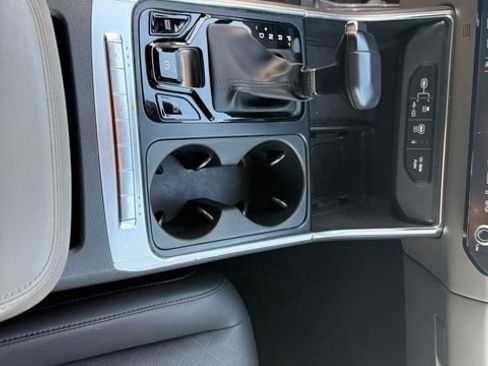 Used 2025 Kia Carnival EX image 20