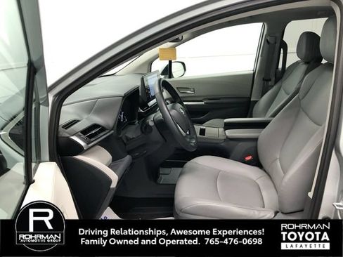 Used 2021 Toyota Sienna XLE AWD/4WD image 11