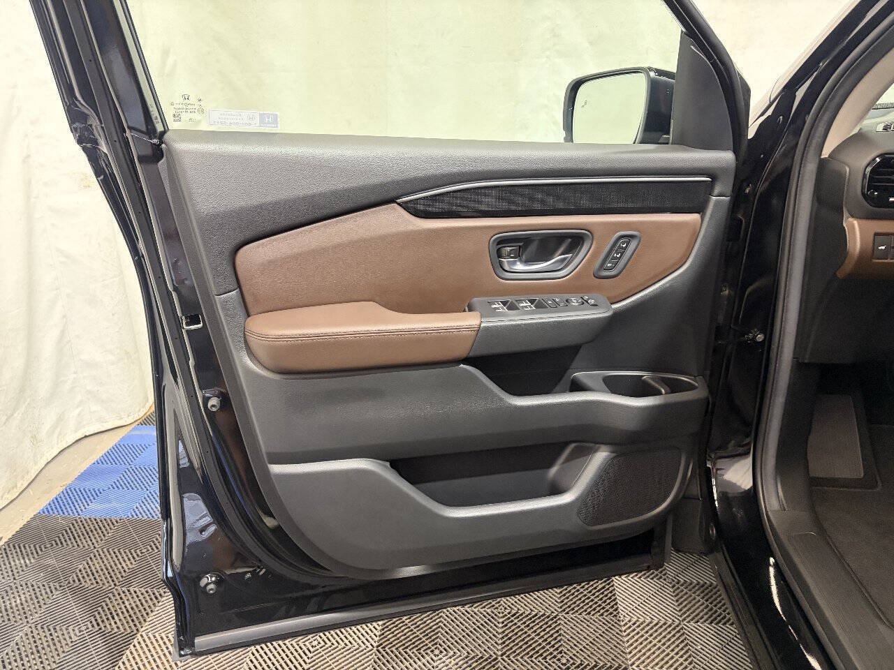 Used 2025 Honda Pilot Elite image 8