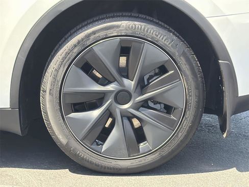 Used 2025 Tesla Model Y Long Range RWD image 8
