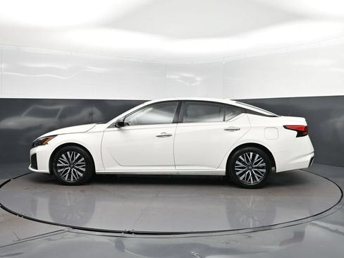 Used 2025 Nissan Altima 2.5 SV FWD image 4