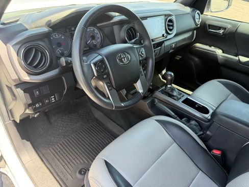 Used 2022 Toyota Tacoma TRD Off-Road w/ Technology Package AWD/4WD image 17