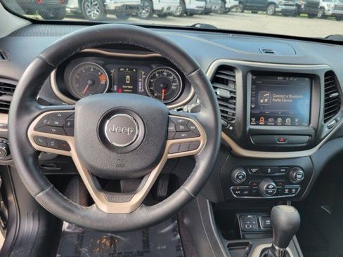 Used 2017 Jeep Cherokee Latitude w/ Comfort/Convenience Group FWD image 11
