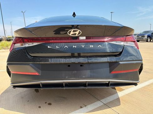 Used 2025 Hyundai Elantra SEL FWD image 4