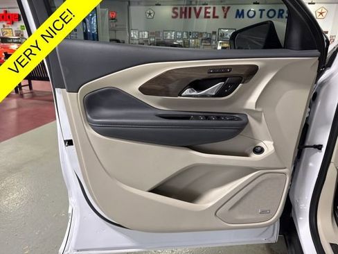 Used 2024 GMC Terrain Denali w/ Denali Premium Package AWD/4WD image 12
