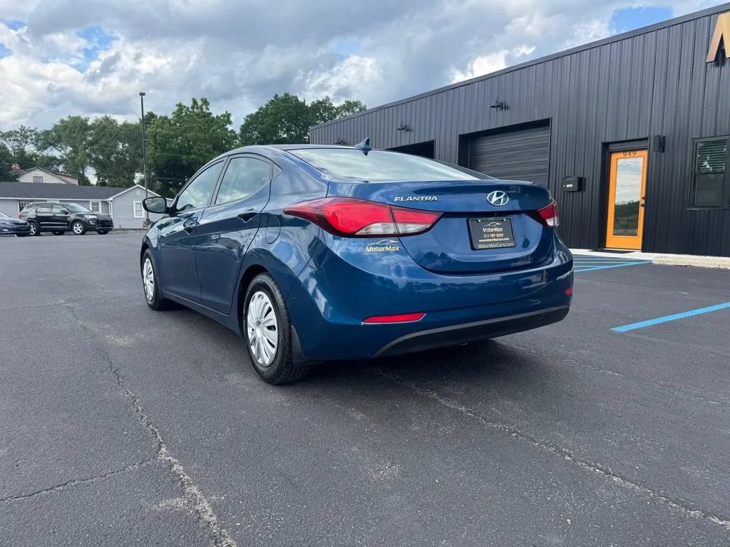 Used 2014 Hyundai Elantra SE w/ Option Group 02 FWD image 2