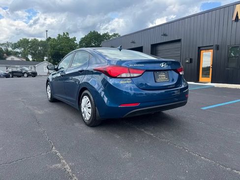 Used 2014 Hyundai Elantra SE w/ Option Group 02 FWD image 2