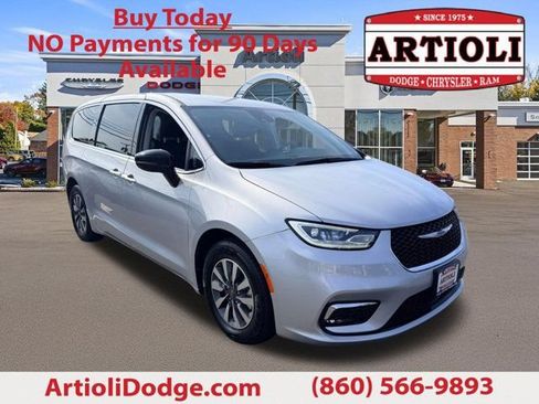 Certified 2024 Chrysler Pacifica Limited FWD image 1