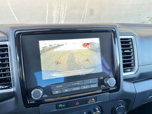Used 2024 Nissan Frontier SV image 17