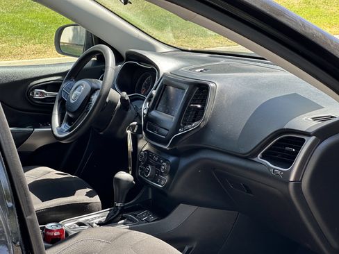 Used 2019 Jeep Cherokee Latitude w/ Popular Appearance Group FWD image 20