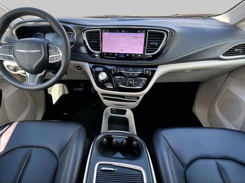 Used 2024 Chrysler Pacifica Limited FWD image 16