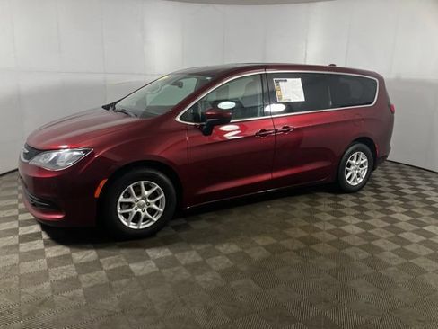 Used 2017 Chrysler Pacifica Touring FWD image 2