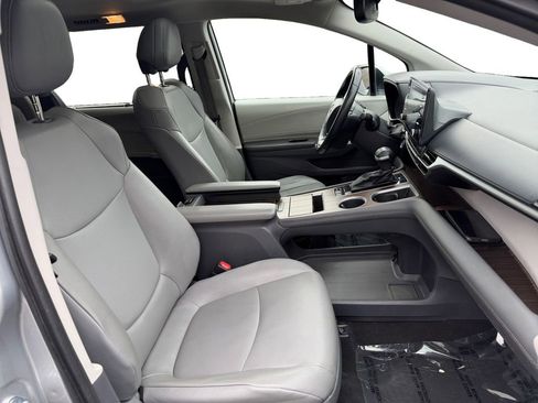 Used 2021 Toyota Sienna XLE image 15