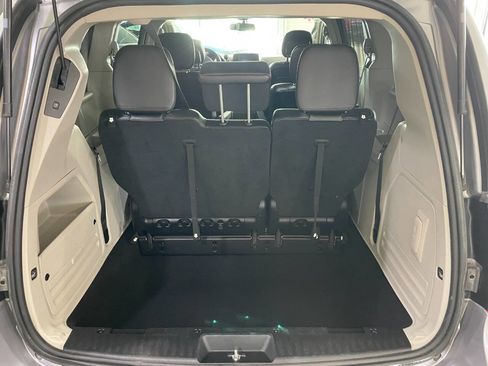 Used 2014 Chrysler Town & Country Touring image 8