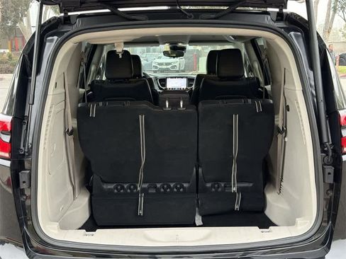 Used 2024 Chrysler Pacifica Select image 31