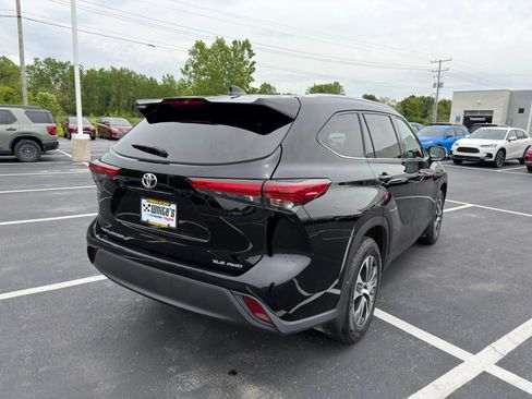Used 2021 Toyota Highlander XLE AWD/4WD image 6