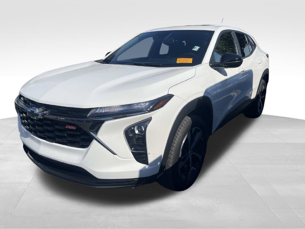 Used 2025 Chevrolet Trax RS w/ Sunroof Package FWD image 3
