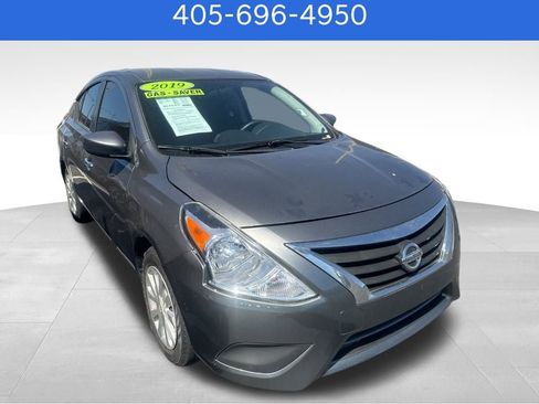 Used 2019 Nissan Versa SV image 3