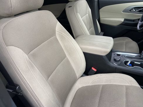 Used 2022 Chevrolet Traverse LS FWD image 23