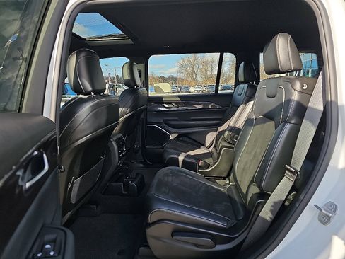 Used 2022 Jeep Grand Cherokee L Laredo image 12