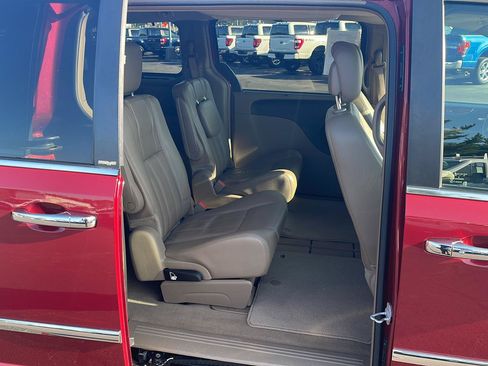 Used 2013 Chrysler Town & Country Touring-L w/ Driver Convenience Group FWD image 27