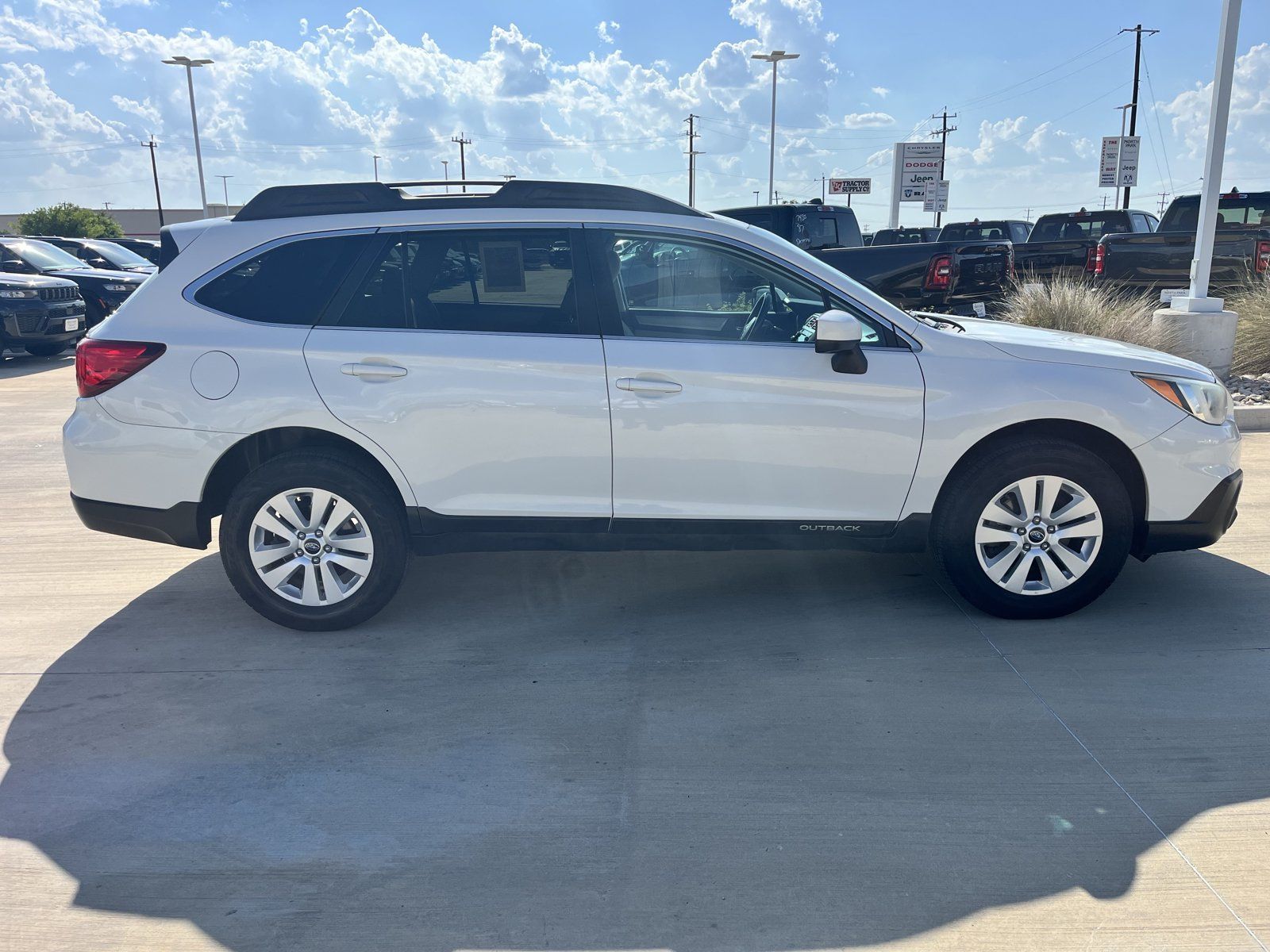 Used 2015 Subaru Outback 2.5i Premium AWD/4WD image 2