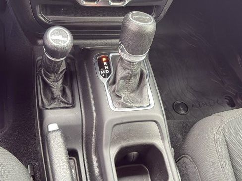 Used 2021 Jeep Gladiator Sport image 21