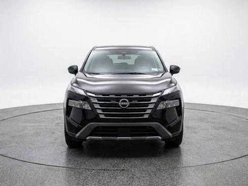 Used 2025 Nissan Rogue SV image 2