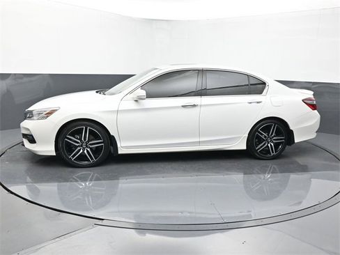 Used 2017 Honda Accord Touring image 2