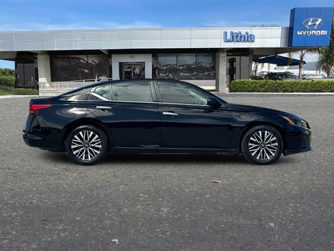 Used 2025 Nissan Altima 2.5 SV FWD image 9