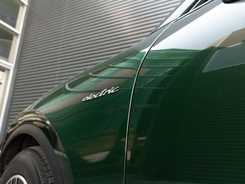 Certified 2025 Porsche Macan Electric RWD image 13