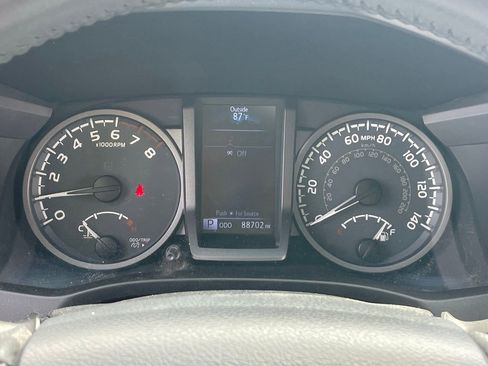 Used 2017 Toyota Tacoma TRD Off-Road image 11