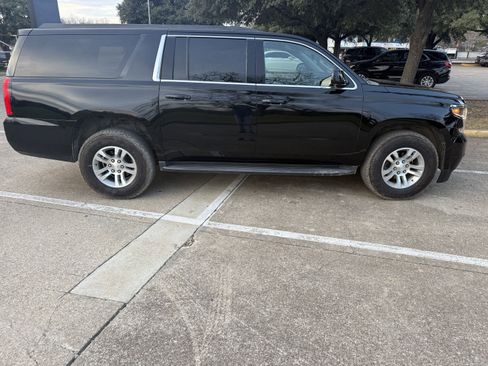 Used 2019 Chevrolet Suburban LT image 4
