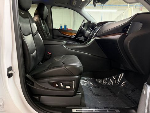 Used 2016 Cadillac Escalade Luxury RWD image 50