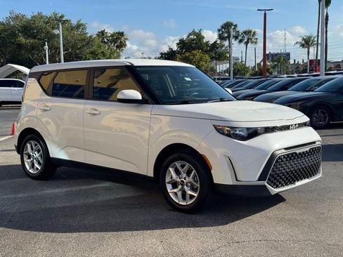 Certified 2023 Kia Soul LX w/ LX Technology Package FWD image 6