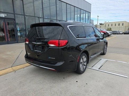 Used 2020 Chrysler Pacifica Limited image 4