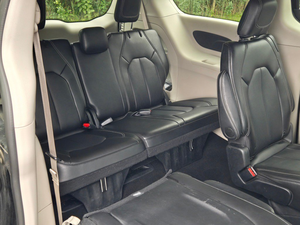 Used 2024 Chrysler Pacifica Touring-L FWD image 9