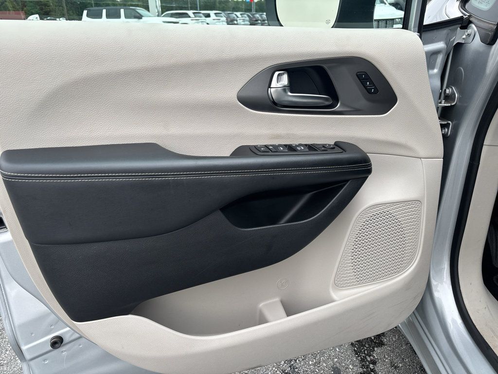 Used 2023 Chrysler Pacifica Touring-L FWD image 15