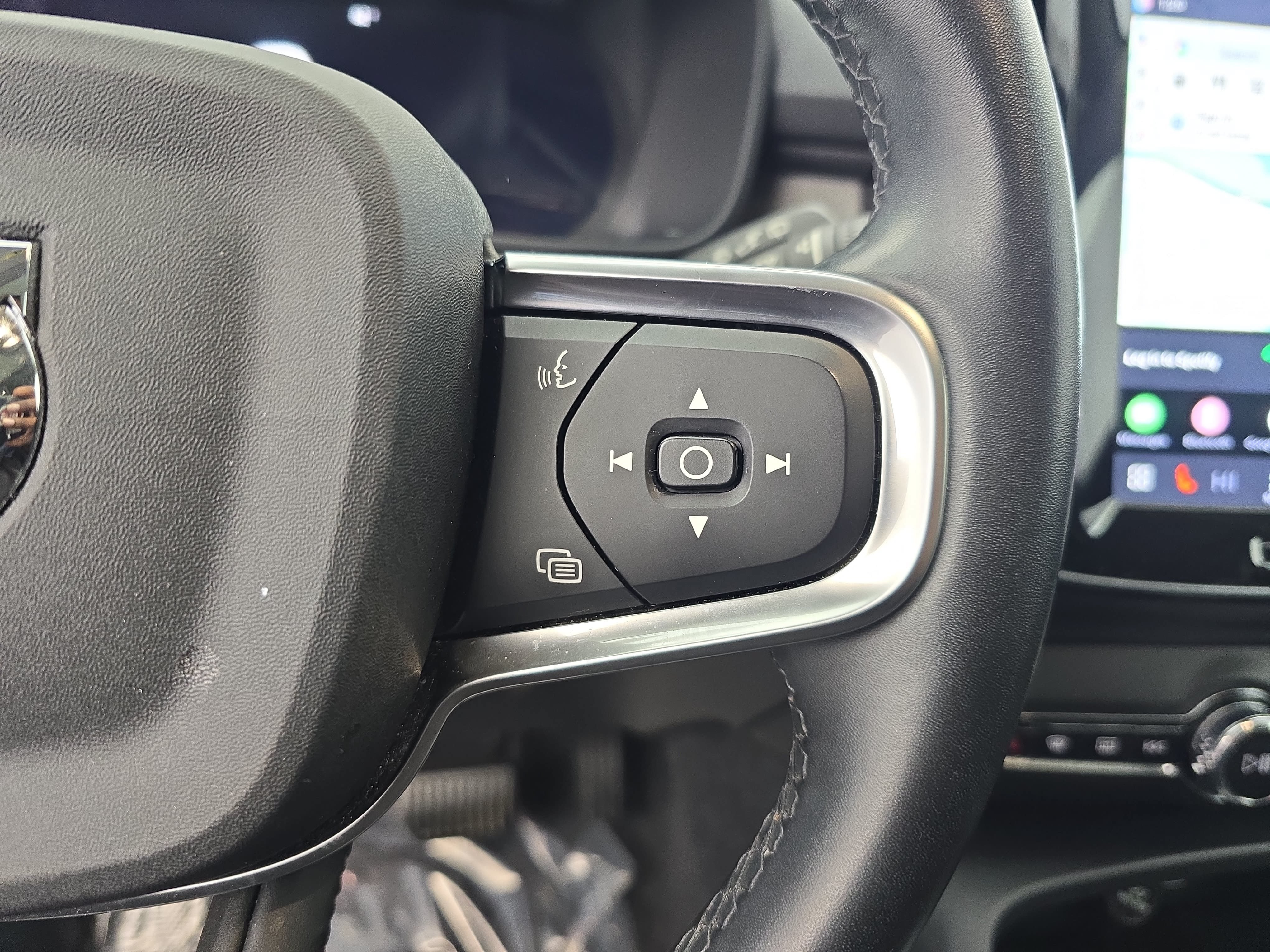 Used 2025 Volvo XC40 B5 Plus AWD/4WD image 18