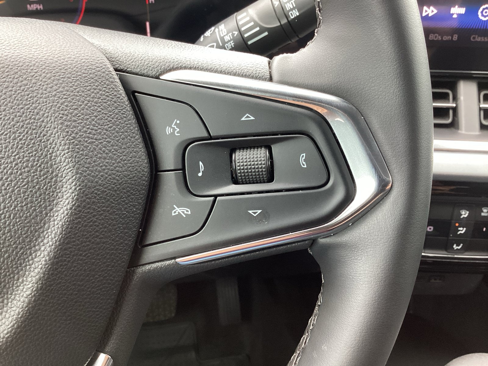 Used 2025 Chevrolet Trax LT w/ Driver Confidence Package FWD image 19